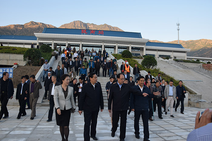 全國(guó)、省市政協(xié)委員體驗(yàn)蘭渝鐵路、視察階州廣場(chǎng)