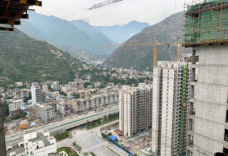 匠心傾注、喜封金頂——龍江?雙子座商住小區(qū)主體順利封頂