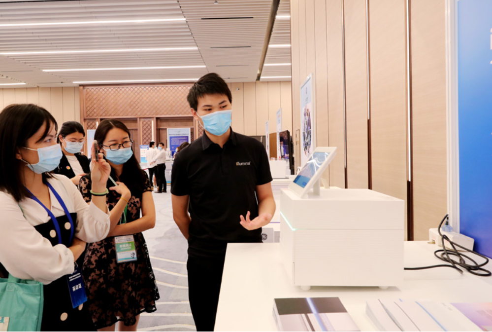 第四屆進博會食品及農(nóng)產(chǎn)品展區(qū)、醫(yī)療器械及醫(yī)藥保健展區(qū)展前供需對接會的工作人員在介紹一臺測序儀展品